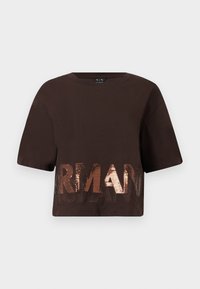 Σκούρο καφέ κοντομάνικο crop top με στρογγυλή λαιμόκοψη και μεγάλα μεταλλικά γράμματα που σχηματίζουν την λέξη "ARMANI" μπροστά.