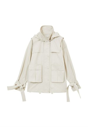 Giacca esterna beige, caratterizzata da un cappuccio, bottoni a pressione, accenti trapuntati diagonali e due tasche frontali con pattine. Maniche con coulisse per una regolazione.