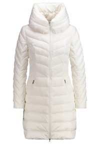 Vit puffjacka med hög krage, dragkedja och två sidofickor. Har ett kviltat chevronmönster och en slät, glänsande textur.