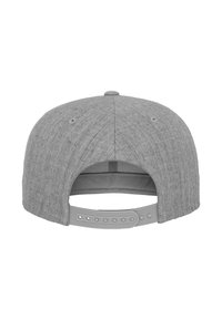 Szürke snapback sapka textúrált anyagból, műanyag állítható pánttal és szellőző lyukakkal a hátsó részen.