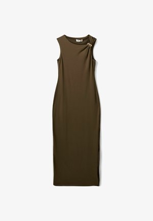 Robe midi vert olive sans manches avec une fente latérale et un petit détail de boucle décorative près de l'épaule droite.