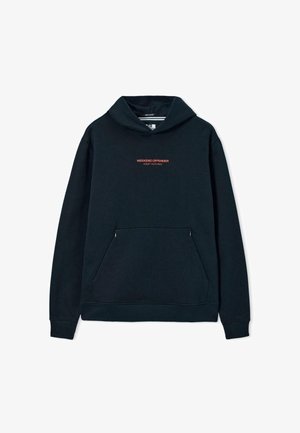 Must musta, millel on esi-tasku ja oranž tekst "WEEKEND OFFENDER ADMIT NOTHING", mis on keskendatud rinnale.