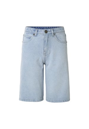 Világoskék farmer rövidnadrág, magas derékkal, elülső gombbal, övhurkokkal és oldalzsebekkel, egyszínű fehér háttéren bemutatva.