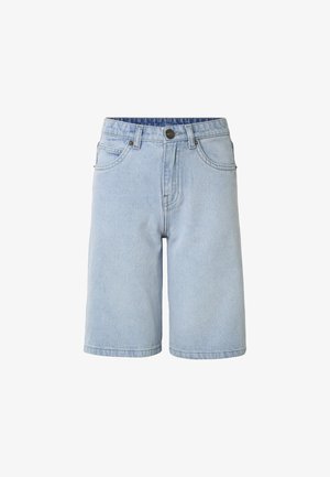 Jasnoniebieskie szorty dżinsowe z wysokim stanem, z przodu zapinane na guziki, z szlufkami na pasek i bocznymi kieszeniami, na jednolitym białym tle.