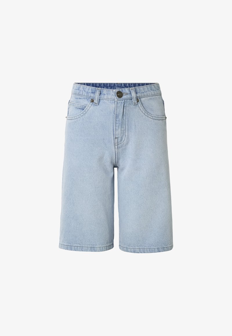 Pantaloni scurți din denim albastru deschis, cu talie înaltă, nasture în față, bucle pentru curea și buzunare laterale, prezentați pe un fundal alb simplu.