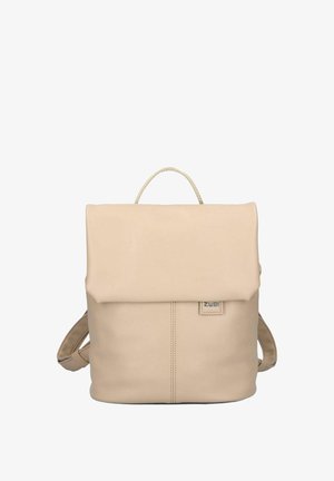 Beige quadratischer Rucksack mit Klappenverschluss, einem Tragegriff oben, verstellbaren Schulterriemen und dezenten vertikalen Nähten in der Mitte.