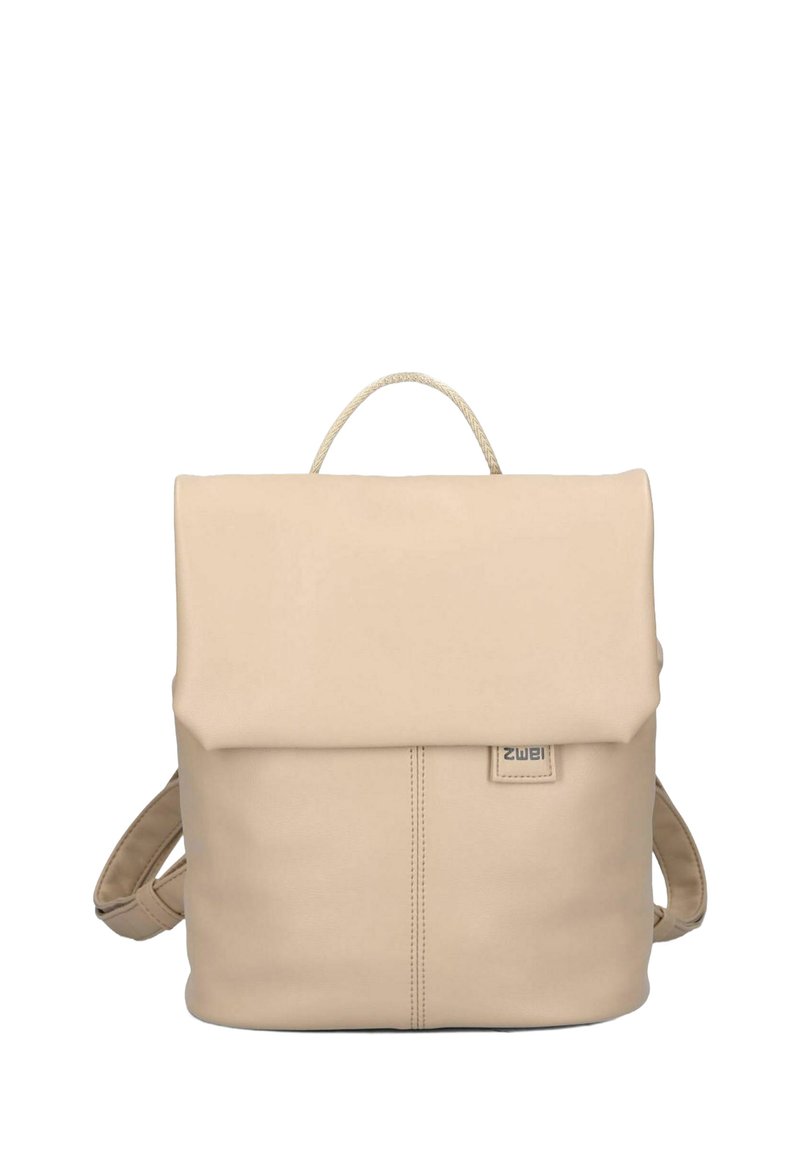 Zaino quadrato beige con chiusura a pattina, manico superiore, spallacci regolabili e una leggera cucitura verticale al centro.