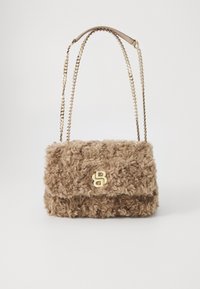 Beige nepbont handtas met gouden kettingband en sluiting, rechthoekige vorm, zachte textuur, elegante en gezellige stijl.
