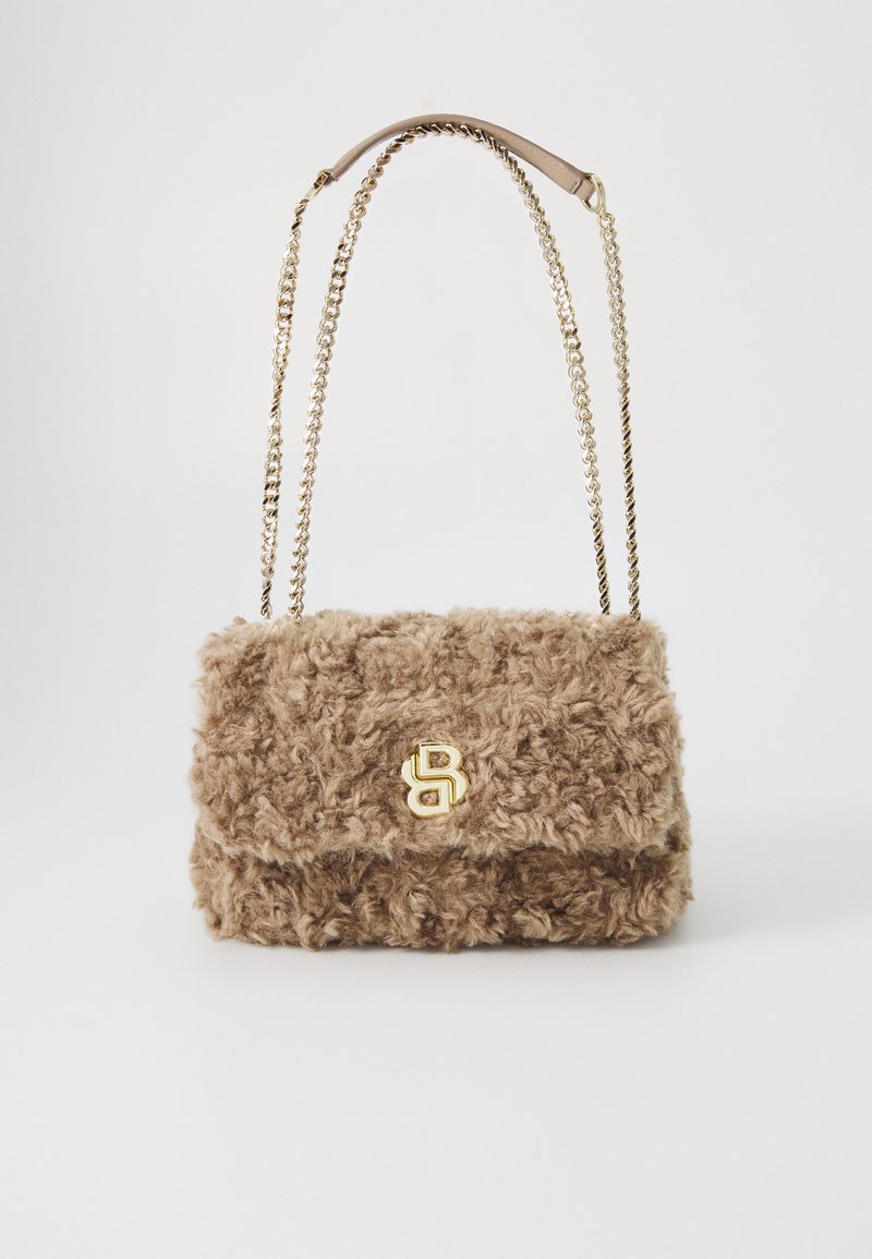 Beige nepbont handtas met gouden kettingband en sluiting, rechthoekige vorm, zachte textuur, elegante en gezellige stijl.