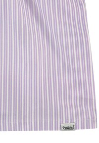 Material în dungi violet și alb, cu o textură netedă, are o etichetă mică cu logo în colțul din dreapta jos. Dungile orizontale sunt uniform distribuite.