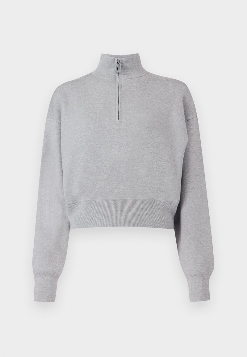 Pull cropped gris clair avec un col montant, fermeture éclair mi-zippée et manches longues. Texture douce et ourlet côtelé en bas.