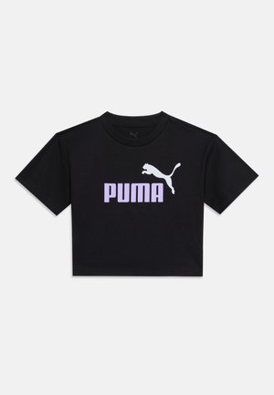 Čierne krátke tričko Puma s krátkym rukávom, okrúhlym výstrihom a levanduľovým logom a textom Puma umiestneným v strede vpredu.