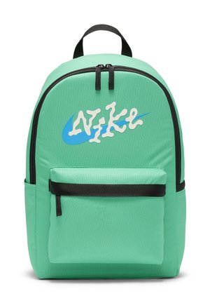 Miętowo-zielony plecak z przednią kieszenią na zamek, czarnymi detalami zamka i stylizowanym białym i niebieskim logo Nike z przodu.