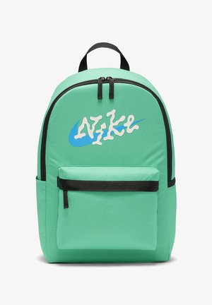 Minzgrüner Rucksack mit vorderer Reißverschlusstasche, schwarzen Reißverschlussdetails und stilisiertem weißen und blauen Nike-Logo auf der Vorderseite.