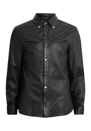 Schwarzes Lederhemd mit spitzem Kragen, Druckknöpfen und zwei Brusttaschen. Mit geschwungenen Nahtdetails und einer glatten Textur.