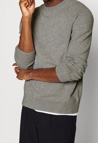 ARKET Strickpullover - light grey