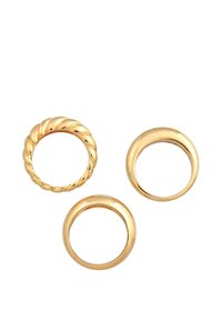 Tre anelli d'oro: uno con design torcigliato, uno con forma arrotondata e liscia, e uno elegante con una leggera curva. Tutti presentano una finitura lucida.