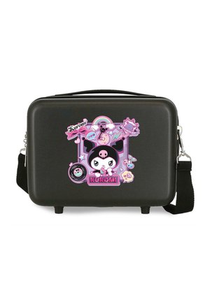 Estuche rígido rectangular negro con asa para llevar y correa para el hombro, decorado con el colorido personaje Kuromi y elementos gráficos en tonos pastel.
