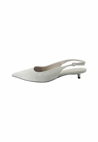 Vaaleanharmaa mokkanahkainen slingback-kengä, jossa on kärjellinen muotoilu, minimalistinen design ja pieni, tukeva korko. Varustettu säädettävällä solkiremmin.
