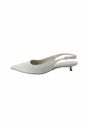 Vaaleanharmaa mokkanahkainen slingback-kengä, jossa on kärjellinen muotoilu, minimalistinen design ja pieni, tukeva korko. Varustettu säädettävällä solkiremmin.