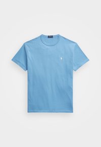 Camiseta de algodón de color azul claro, de cuello redondo y manga corta, con un pequeño logotipo blanco en el pecho y una textura suave sin patrones.
