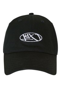 Căciulă neagră din bumbac, cu o margine curbată, având un logo brodat alb într-un design oval pe față și detalii cusute pe margine.