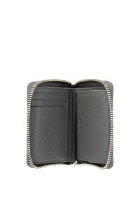 Grå läderplånbok med dragkedja, utrustad med flera kortfack och en mjuk textur, insidan är fodrad med ett kontrasterande tyg.
