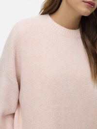 Helles pinker Wollpullover mit einem gerippten Rundhalsausschnitt und einer weichen, strukturierten Oberfläche. Das Design verfügt über tiefe Schultern und einen lockeren Schnitt.