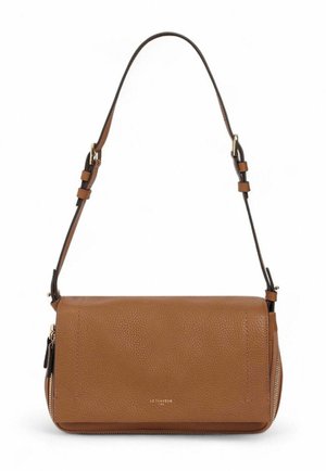Braune, strukturierte Leder-Umhängetasche mit verstellbarem Riemen und Reißverschlussfach, vorne mit einem goldfarbenen Logo.