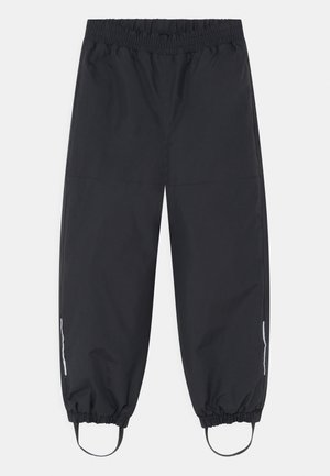 Zwarte waterdichte broek met een elastische tailleband, afgeronde enkels en reflecterende zijkanten. Glad, lichtgewicht materiaal met een losse pasvorm.