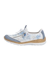 Baskets légères avec une tige blanche présentant des accents bleus et des perforations, une semelle intermédiaire en liège beige, et une semelle extérieure en caoutchouc blanc flexible.