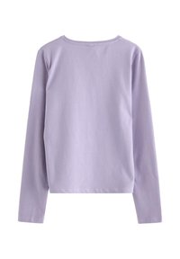 Langærmet bluse i lys lavendel, lavet af blød bomuld. Har en rund halsudskæring og en lige pasform med stikninger langs kanten og ærmerne.