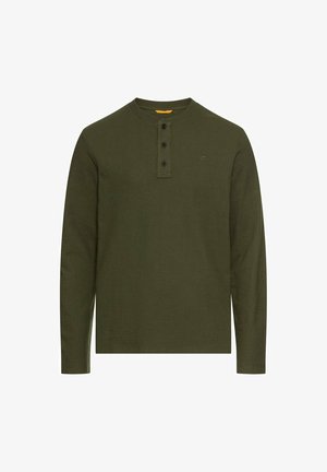 Langarmshirt aus dunkelgrünem Stoff mit gerippter Textur, ausgestattet mit einem Knopfleisten-Ausschnitt und einem kleinen Logo auf der Vorderseite.