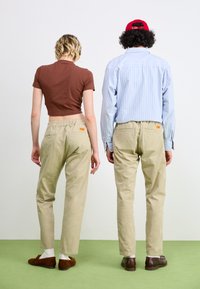 Service Works DRILL WAITER PANT UNISEX - Παντελόνι - khaki
