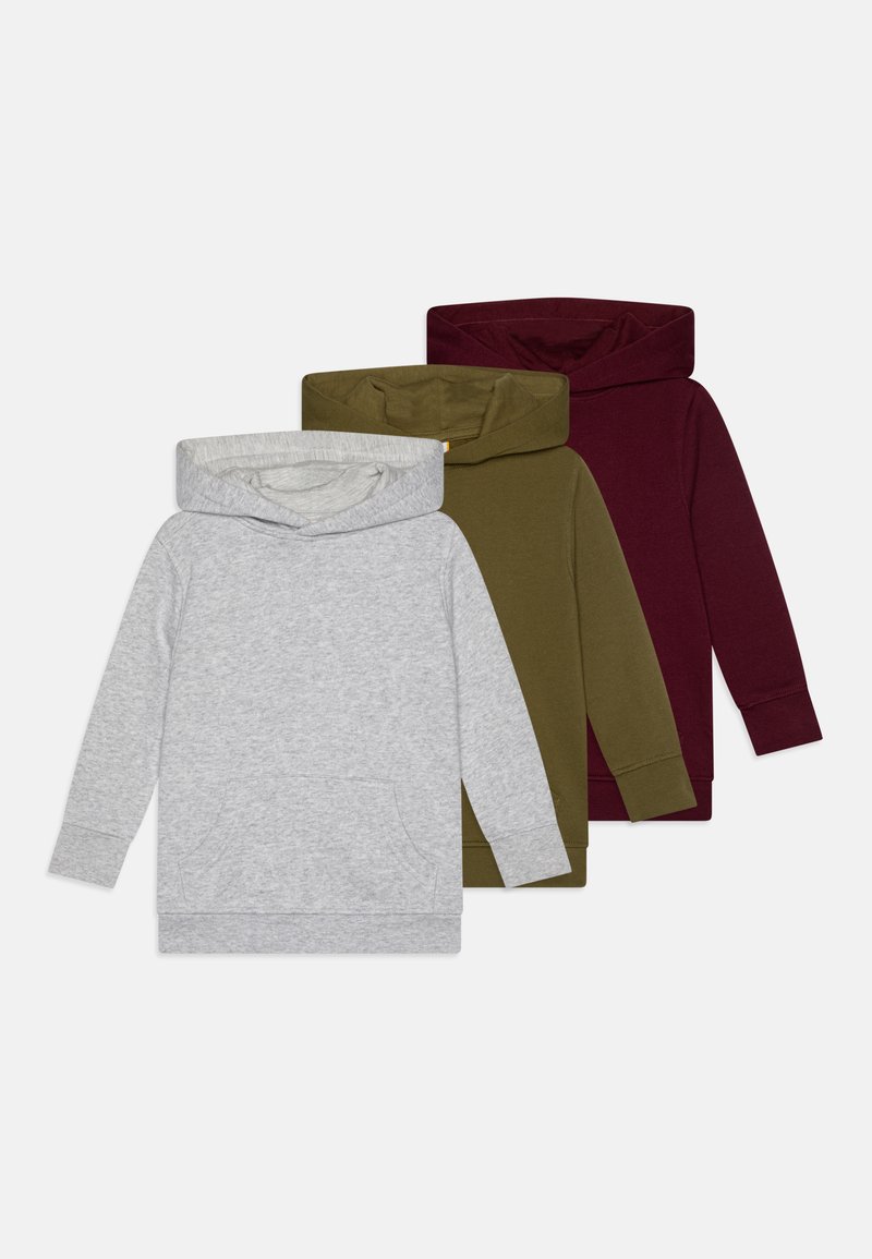 Drei Kapuzenpullover flach ausgelegt: grau, olivgrün und burgunderrot. Jeder hat eine Fronttasche und gerippte Bündchen und besteht aus weichem Stoff.