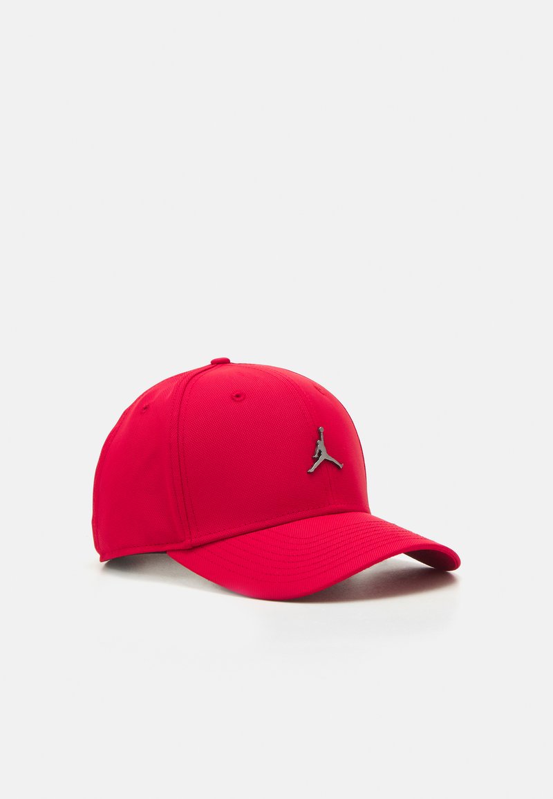 Boné de beisebol vermelho com aba curvada e um pequeno logo Jumpman prateado no painel frontal, em fundo branco.