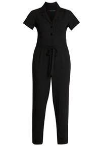Combinaison noire en tissu lisse, dotée d'un col, de manches courtes, de fermetures à boutons sur le devant, de deux poches poitrine et d'une taille ceinturée.