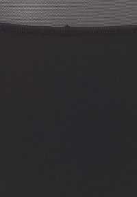 Schwarzer dehnbarer Stoff mit einer gerippten Textur, der eine obere Netzschicht aufweist, die oben ein feines, gitterartiges Muster zeigt.