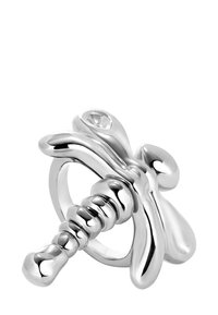 Bague en argent conçue sous la forme d'un libellule stylisé, avec des courbes lisses, des bords arrondis et un seul gemme incrusté.