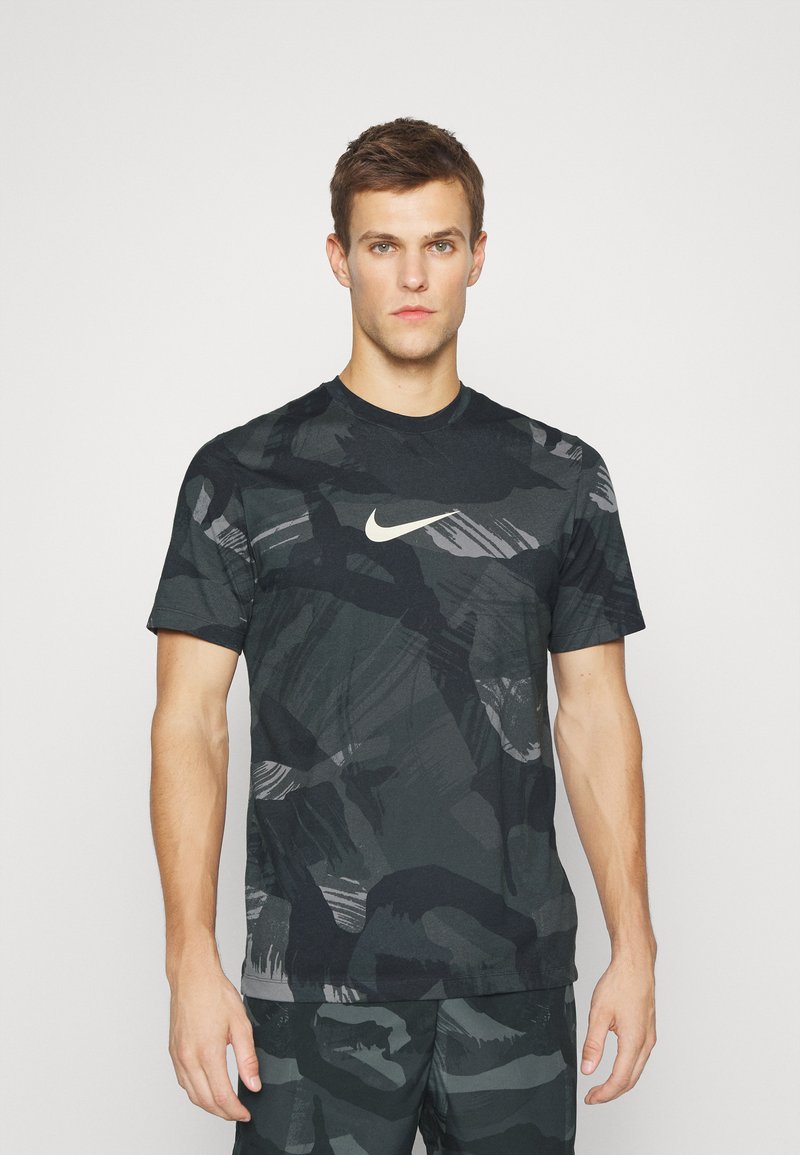 Nike Performance T Shirt
 Nike Performance TEE CAMO T Shirt print black schwarz Zalando