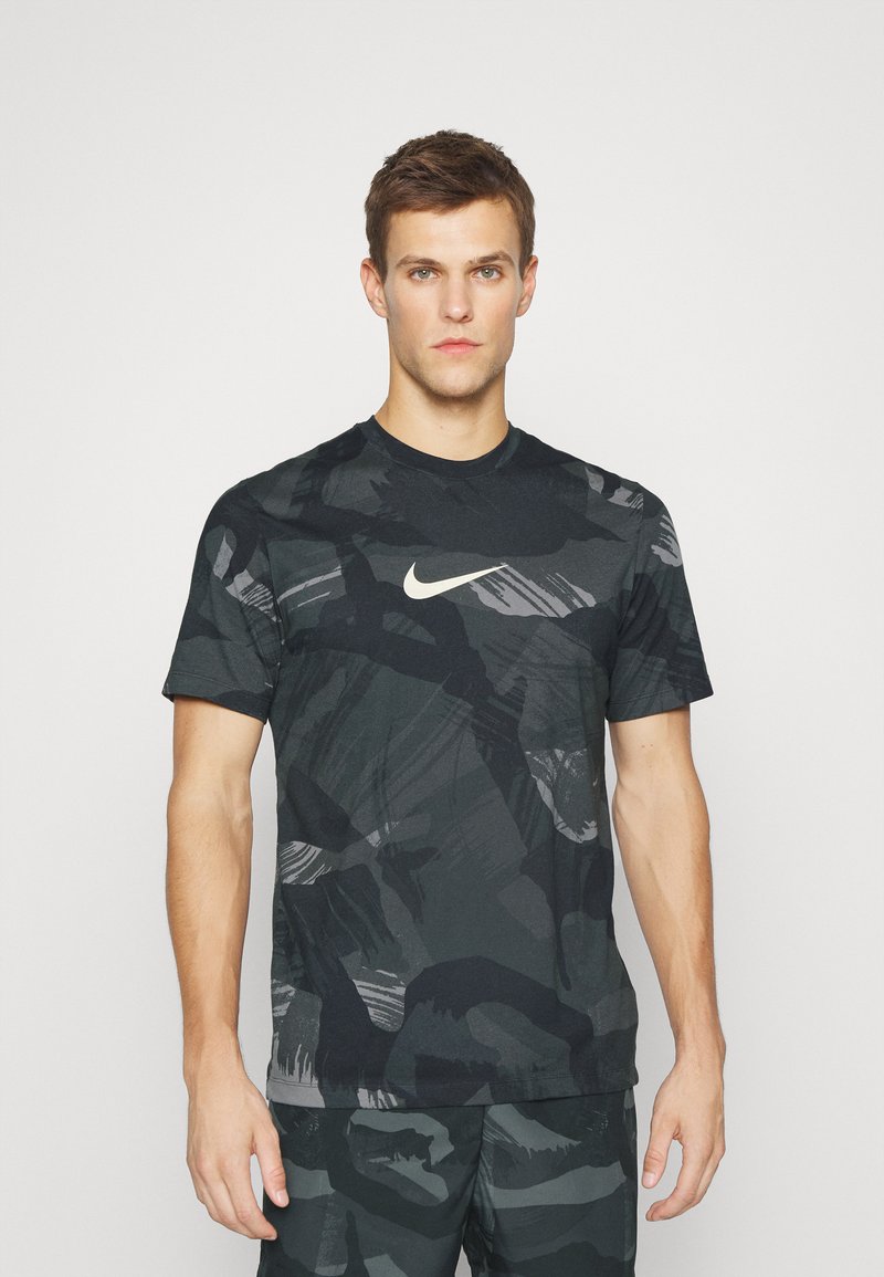 Nike Performance - TEE CAMO - Tricou cu imprimeu - black, Extindeți