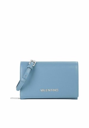 Pochette en cuir bleu clair Valentino avec sangle réglable et boucle en argent, forme rectangulaire, logo de la marque en relief sur le devant.