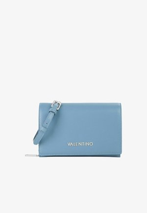 Pochette en cuir bleu clair Valentino avec sangle réglable et boucle en argent, forme rectangulaire, logo de la marque en relief sur le devant.