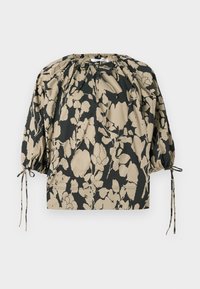 Blouse à imprimé floral en noir et beige, avec un col froncé, des manches bouffantes et des accents à cordon de serrage pour un ajustement réglable.