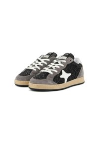 Sneakers con una toma in suede grigio e accenti di glitter neri, lacci bianchi e un logo a stella bianca. Suola in gomma con dettagli beige.