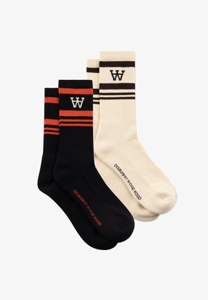 Zwei Paar lange, gerippte Socken, eines schwarz mit orangen Streifen und "WW"-Logo, eines cremefarben mit braunen Streifen und "WW"-Logo, beide mit der Marke "DOUBLE WOOD" versehen.