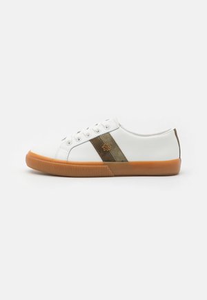 Hvide lavtop-sneakers med gummisål, olivengrøn side-stribe med lille guldlogo og hvide snørebånd.