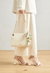 Non sélectionné, off-white