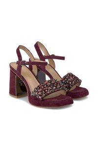 Paarse suède hoge hakken sandalen met brede banden, versierd met een juweelachtige kraaldesign over de voorkant en hoekige blokhakken.