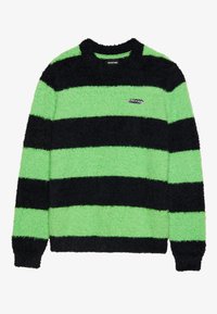 Maglione nero fuzzy a righe verdi brillanti, con scollatura a girocollo e un piccolo logo sul petto. Tessuto morbido e vestibilità comoda.